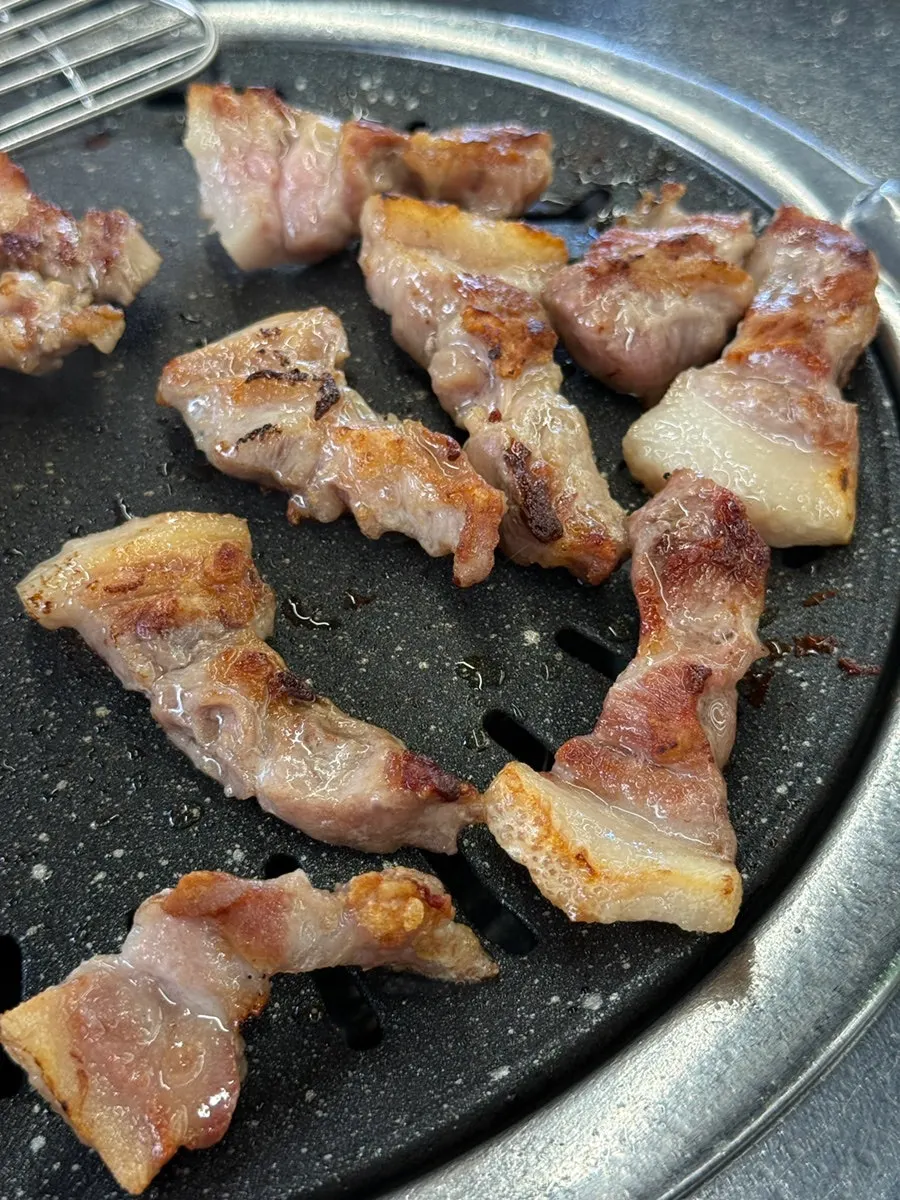 Samgyeopsal on the left and cheonsang mokssal on the right on the grill