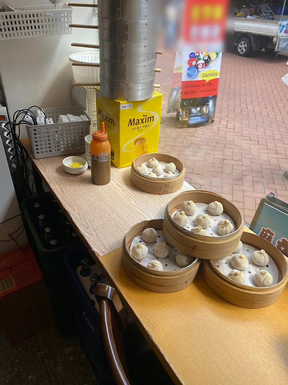 우육도삭면과 크림새우, 쇼롱포오가 놓인 테이블