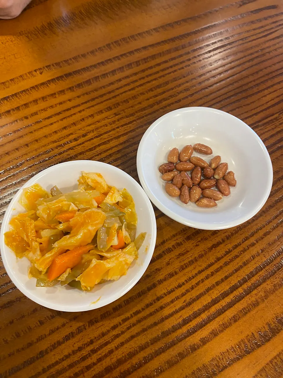 밑반찬으로 나온 땅콩과 야채절임