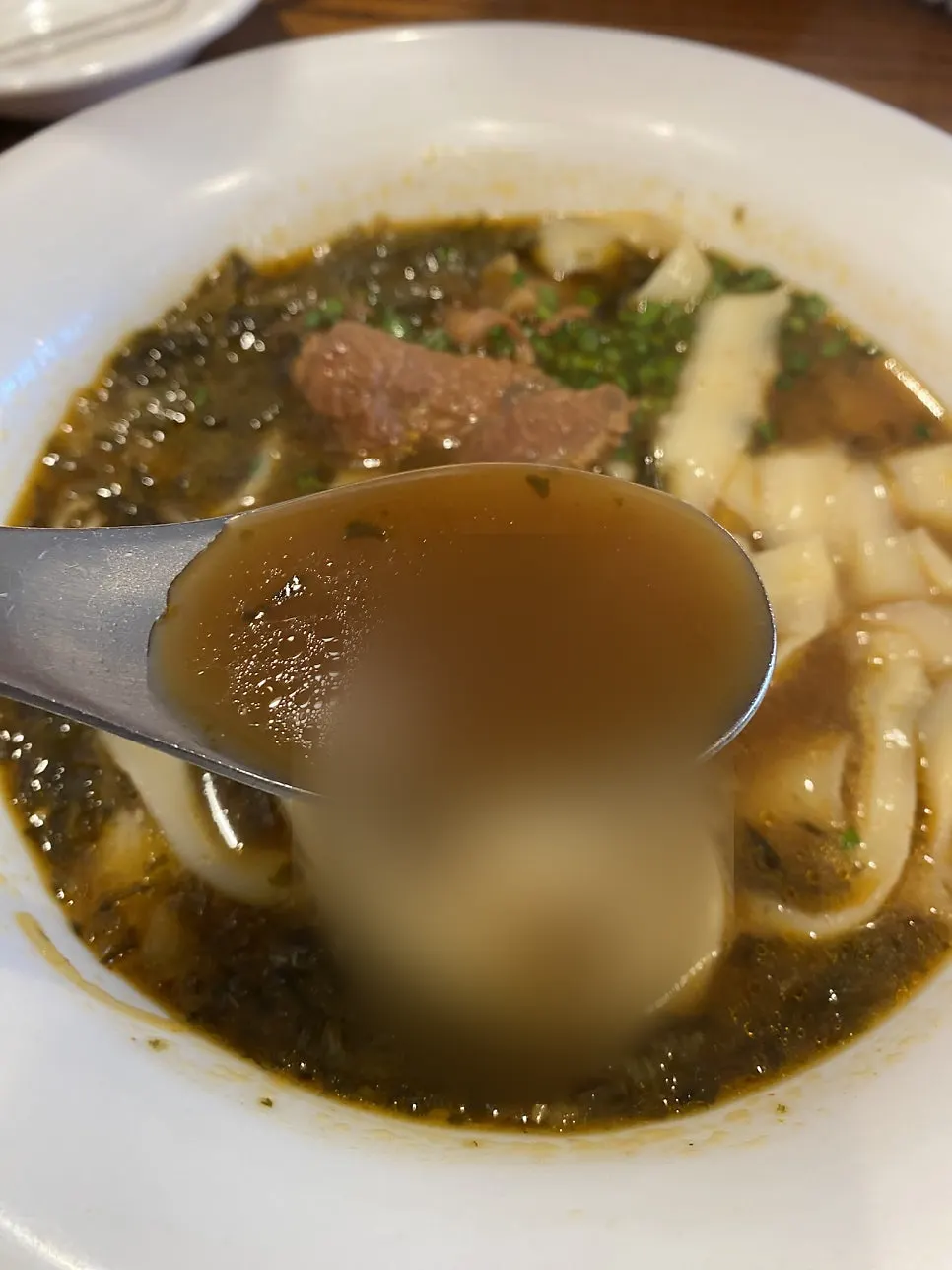 넓고 쫀득한 도삭면을 들어 올린 모습