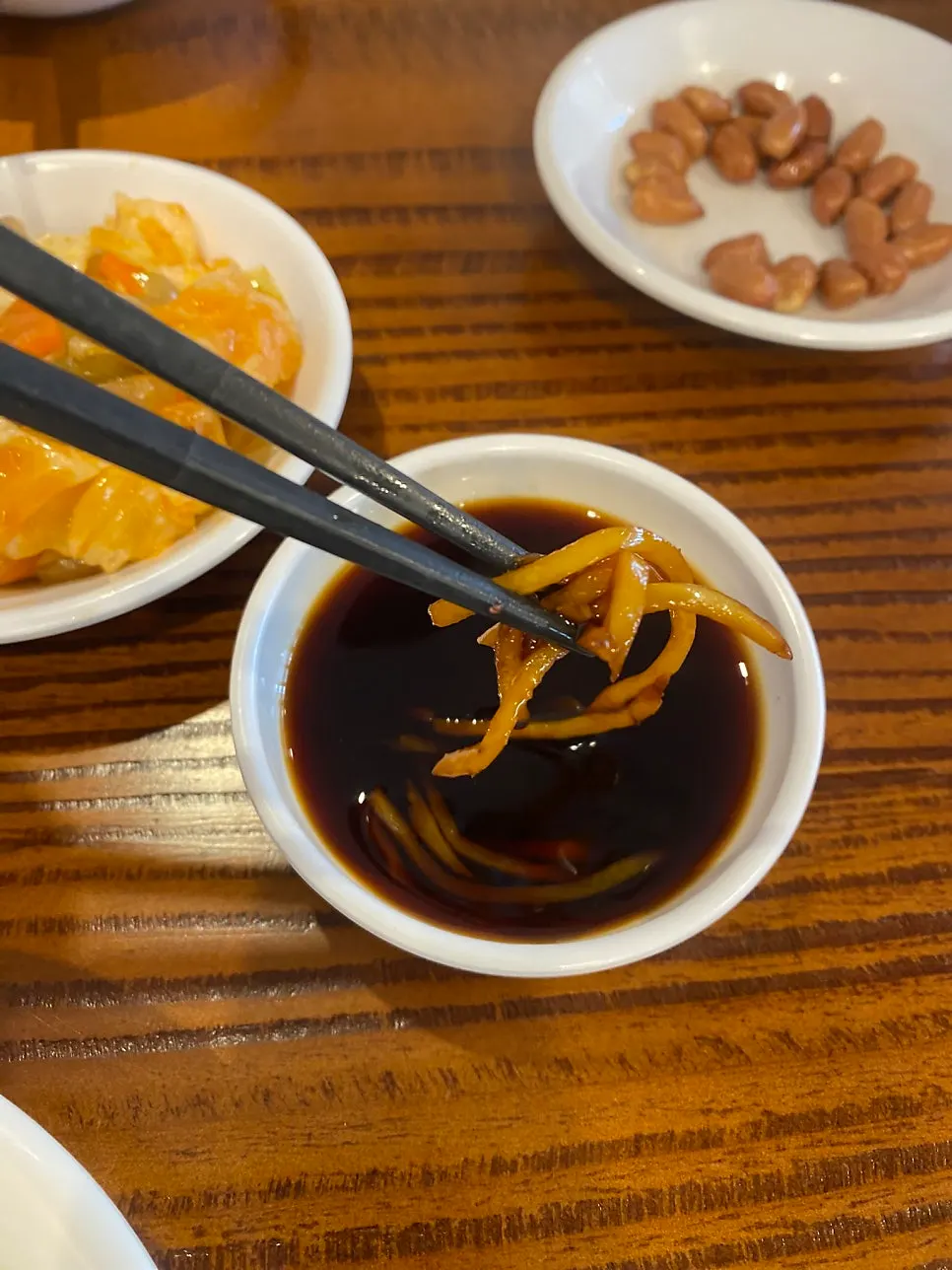 쇼롱포오 한 알을 집어 든 모습
