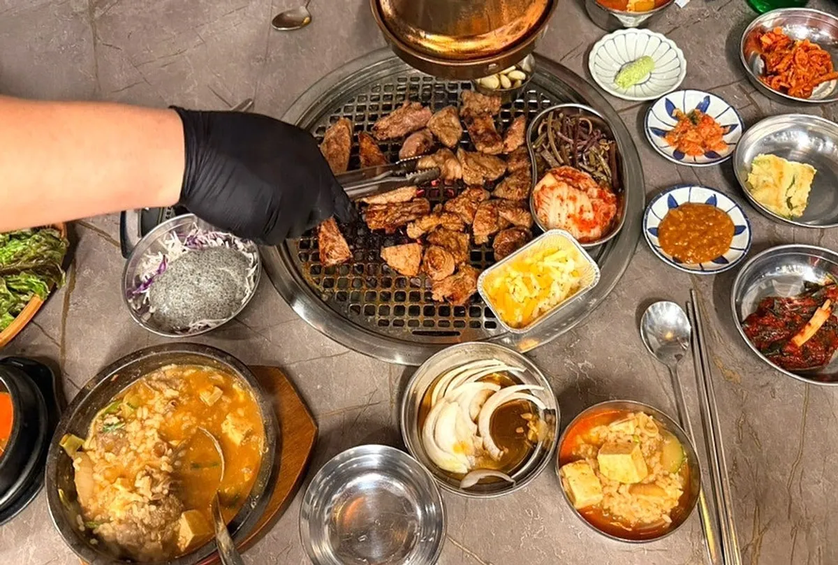 돌담숯불집 숯불 불판에 올려진 돼지갈비