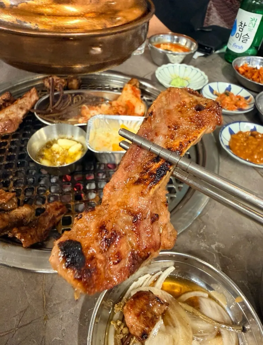 돌담숯불집 돼지갈비와 곁들임 상차림