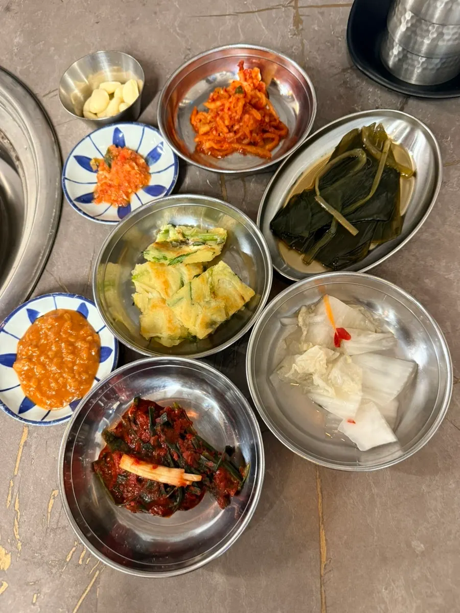 쌈채소와 파김치 등 밑반찬 접시