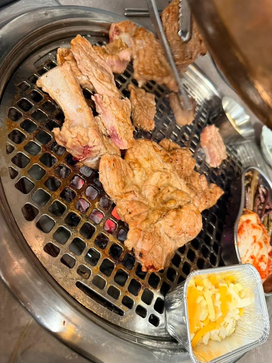 숯불에서 익어가는 돼지갈비와 반숙 달걀 순두부찌개