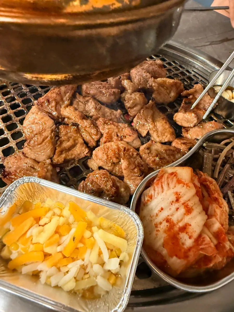 고기 옆에 곁들인 와사비