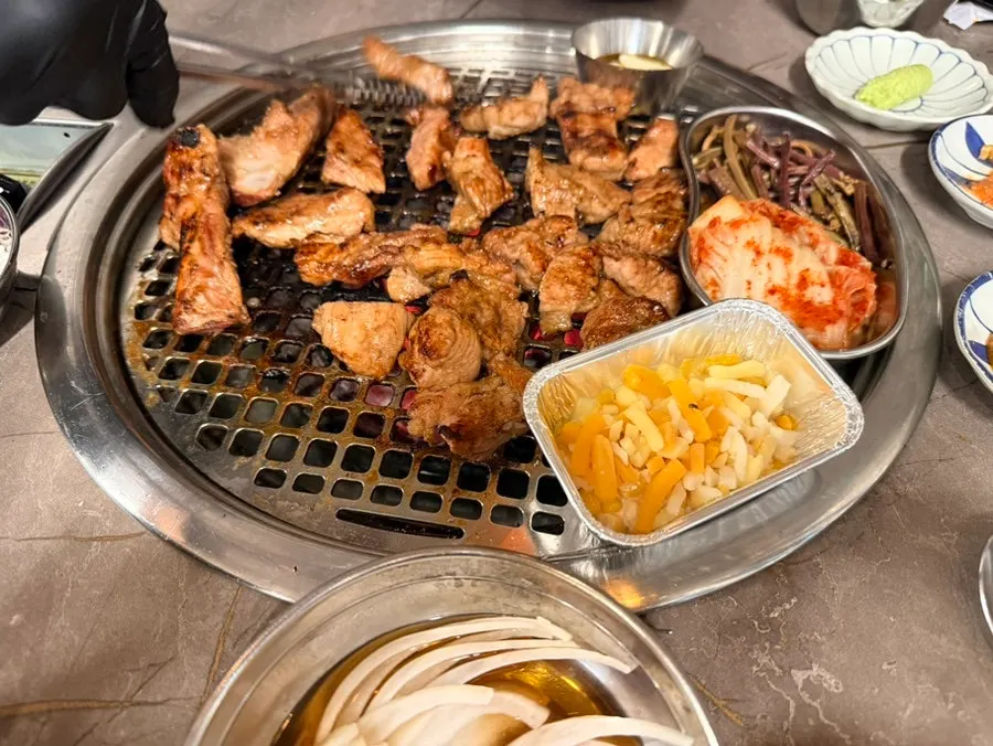 직원이 구워준 돼지갈비 불판