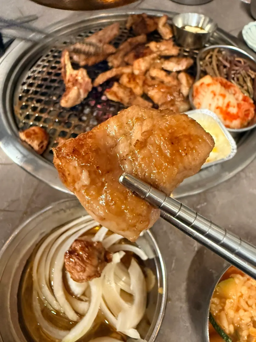 다 익어 육즙이 도는 돼지갈비 살코기