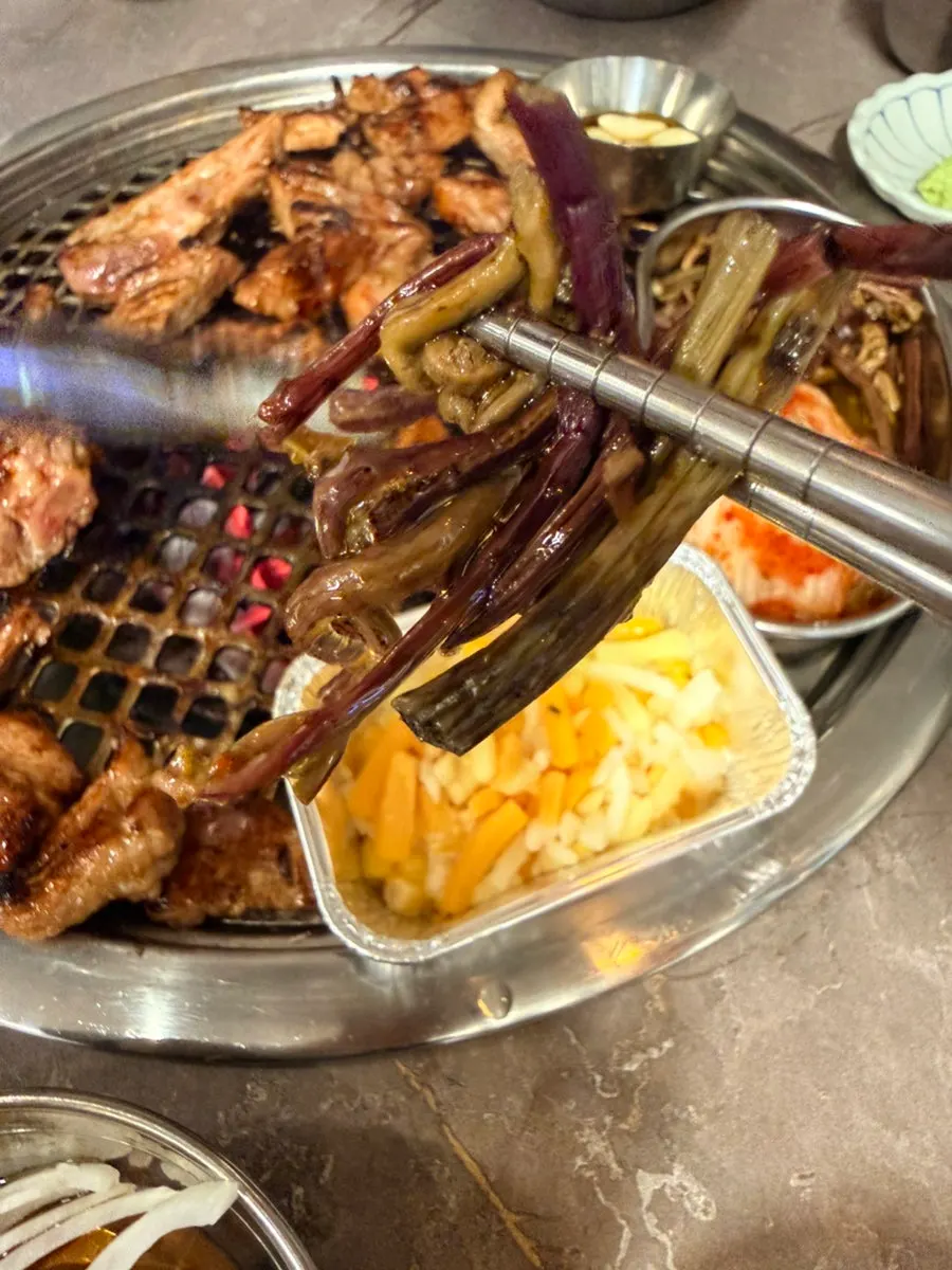 돼지갈비와 함께 구운 고사리