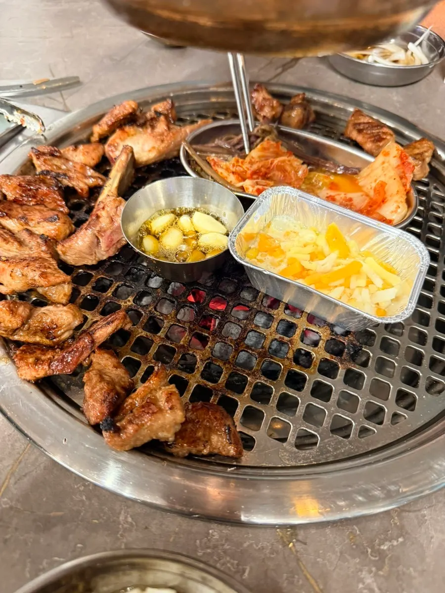 기름에 자작하게 익힌 마늘과 콘치즈