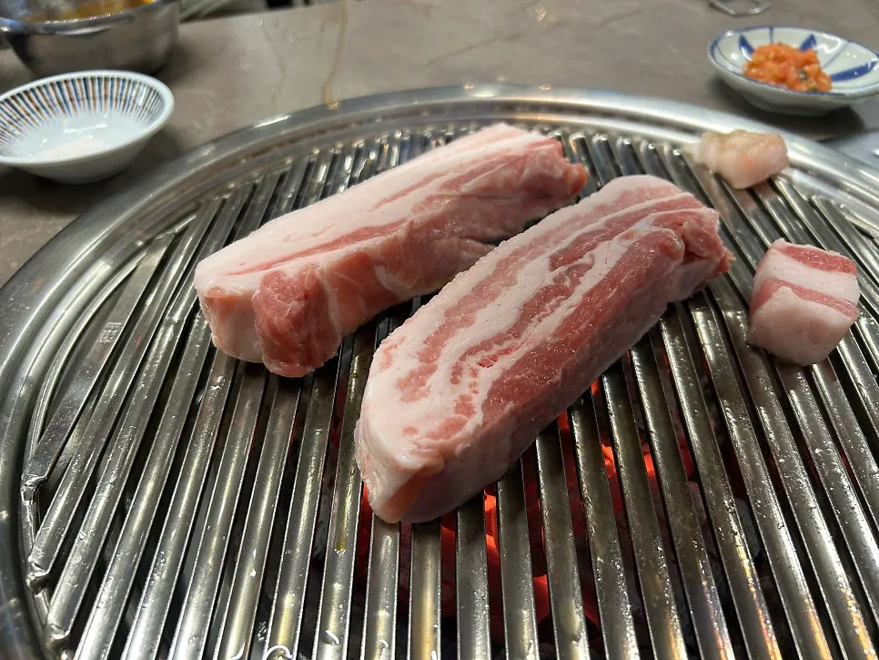 Meat meal with alcoholic drinks
