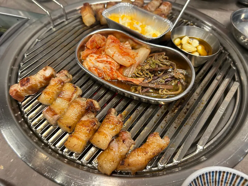 Sundubu-jjigae eaten with grilled meat