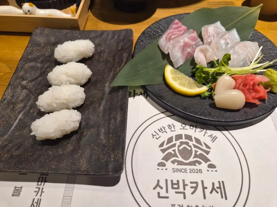 오이 토마토에 가쓰오부시 올린 가쓰오 고마 샐러드
