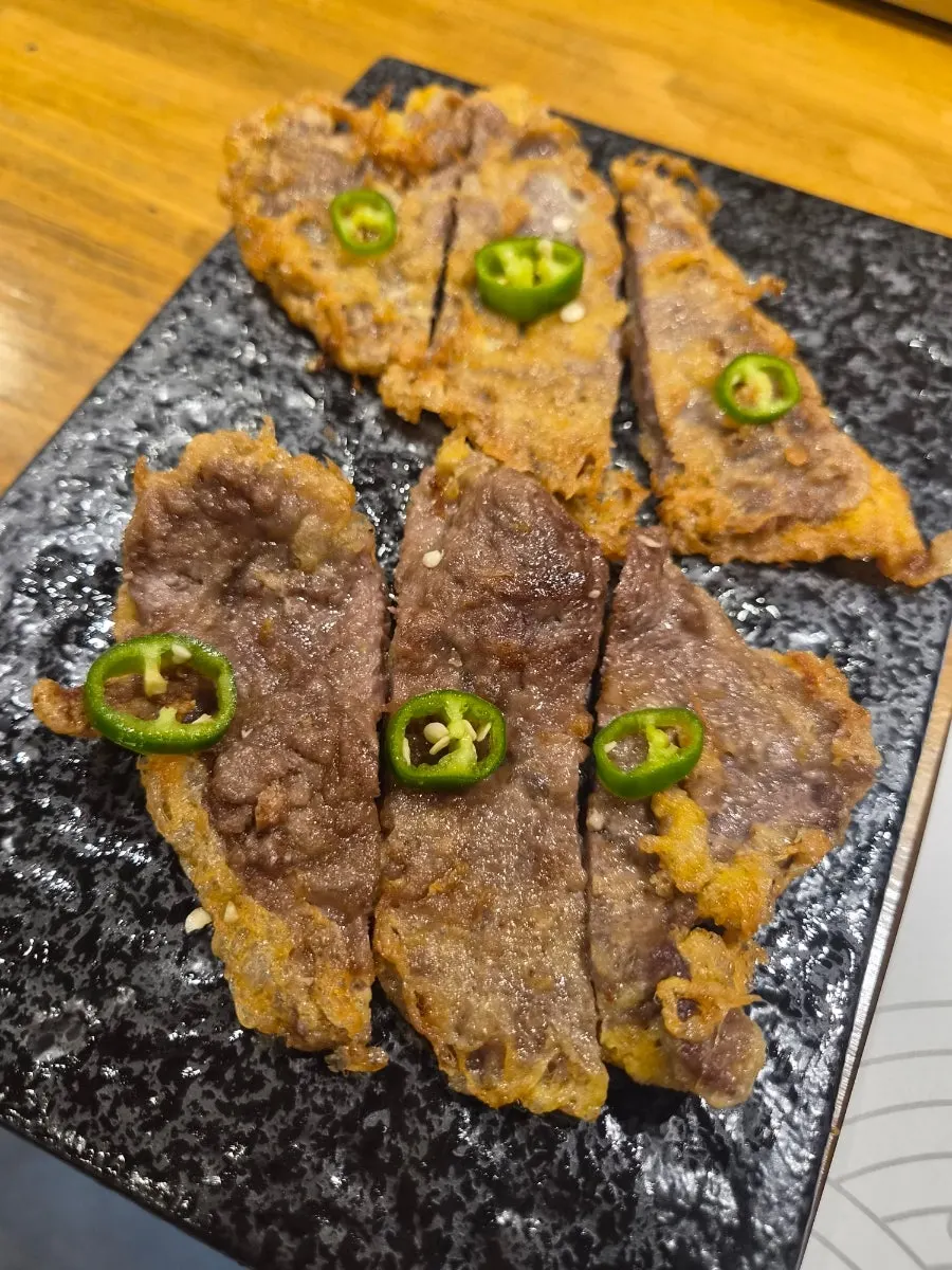 다찌석에서 본 사장님의 전복 손질 모습