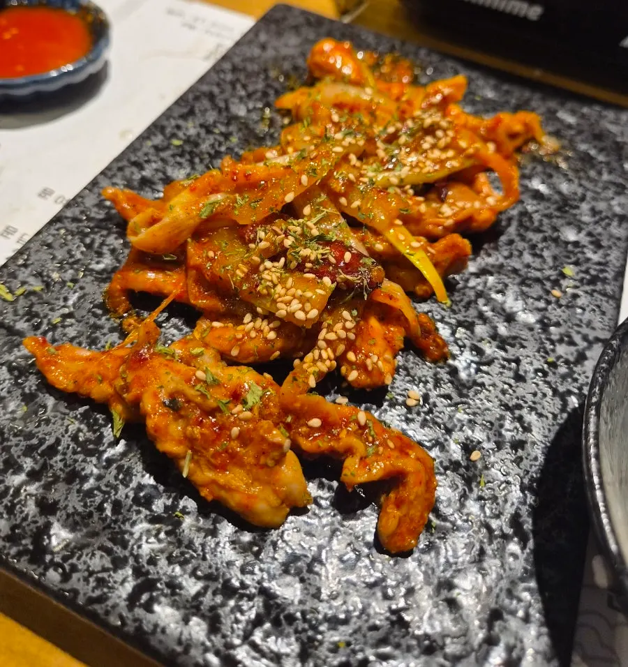 고추가 한 점씩 올라간 육전