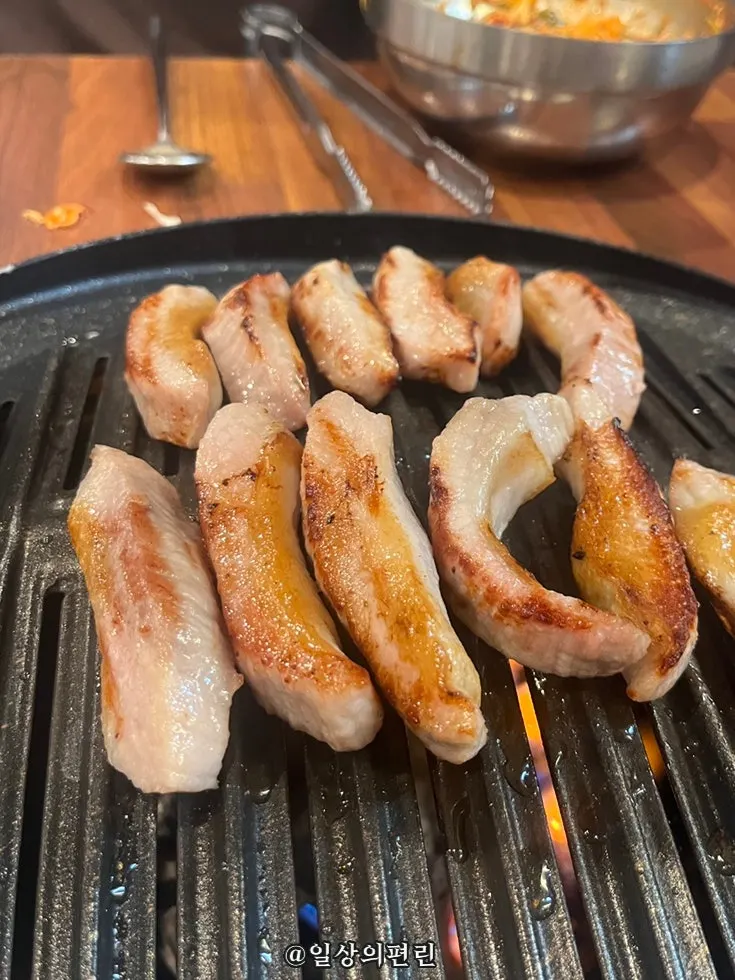 잘라 놓은 항정살 구이