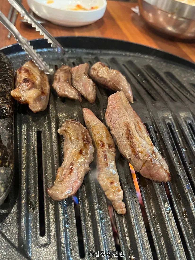 불판 위에서 익는 갈비살