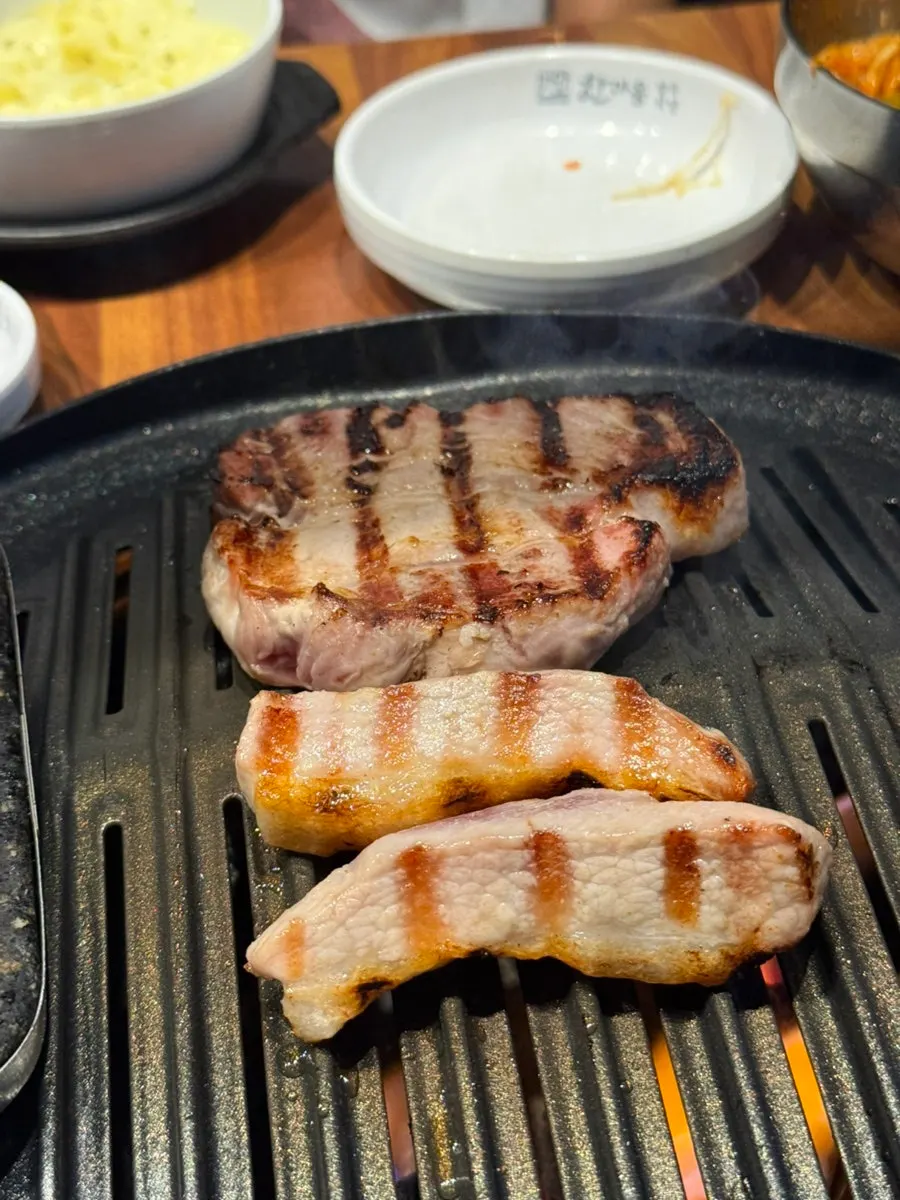 돼지반마리 부위별 고기 접시