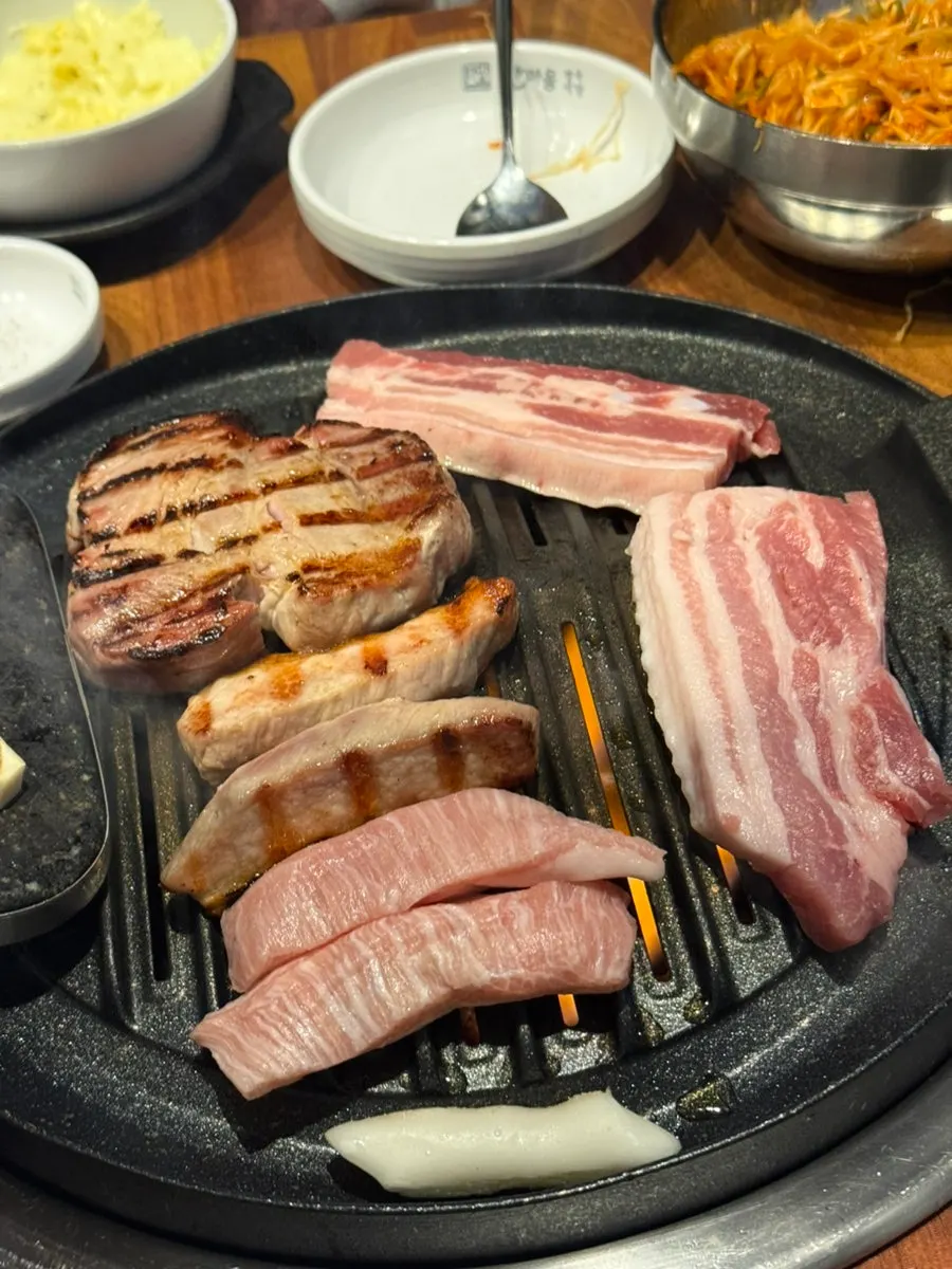부위별로 나뉘어 담긴 돼지고기