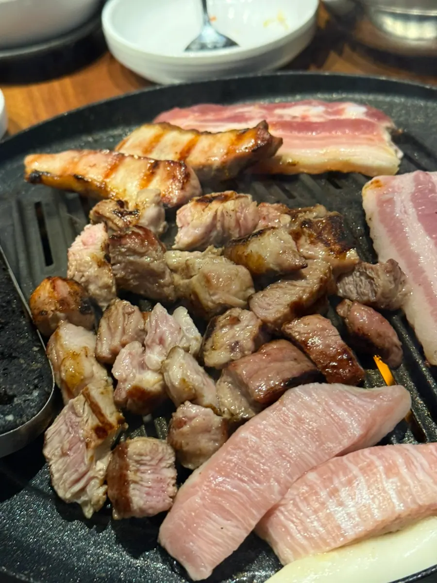 노릇하게 구워진 돼지고기