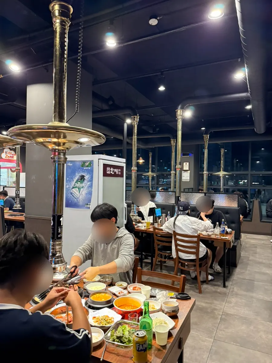 소금과 쌈장에 곁들인 구운 고기