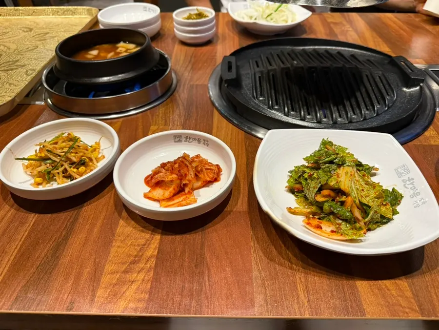 곁들임 반찬이 담긴 상차림
