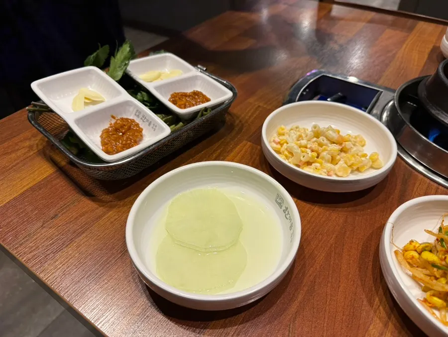 반찬과 고기가 함께 놓인 테이블