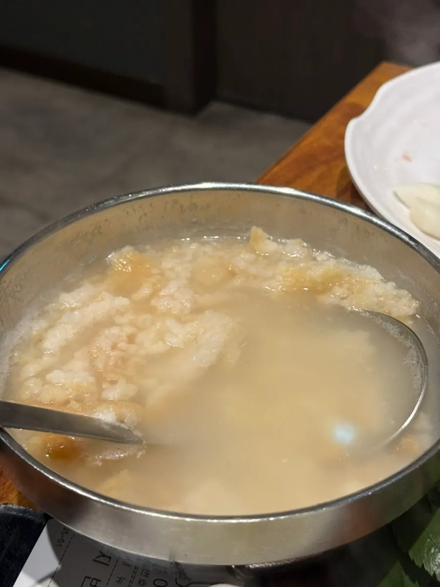 식사 마무리로 주문한 누룽지