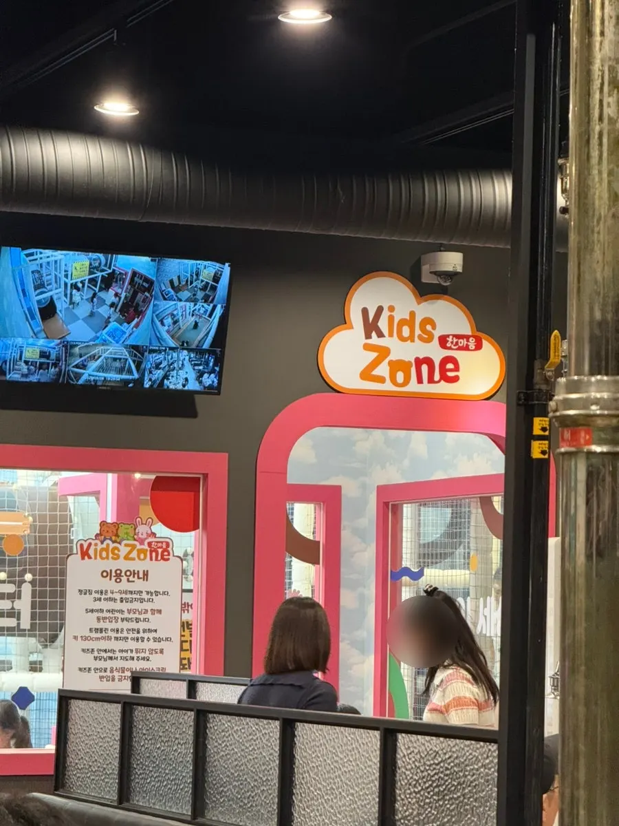 단체 식사가 가능한 룸 좌석