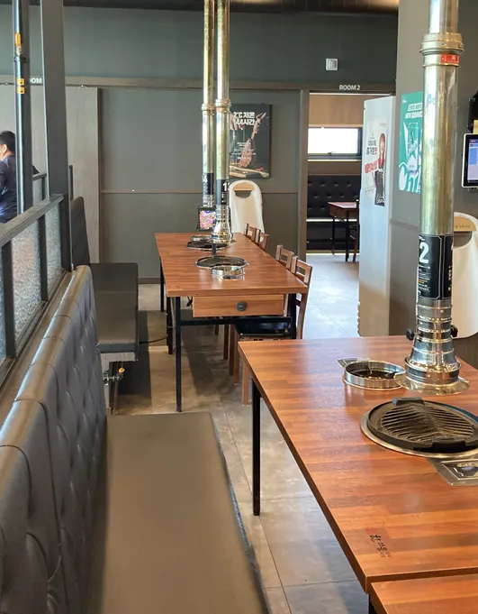Table seating comfortable for a family group