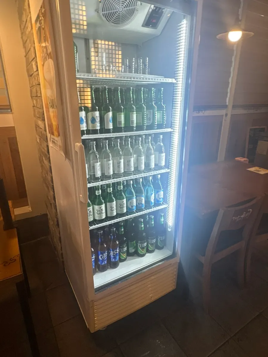 야구 경기가 나오는 매장 텔레비전