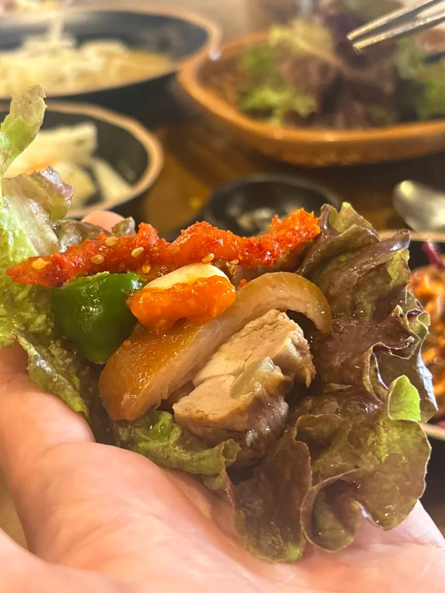 쌈 채소와 함께 먹는 족발
