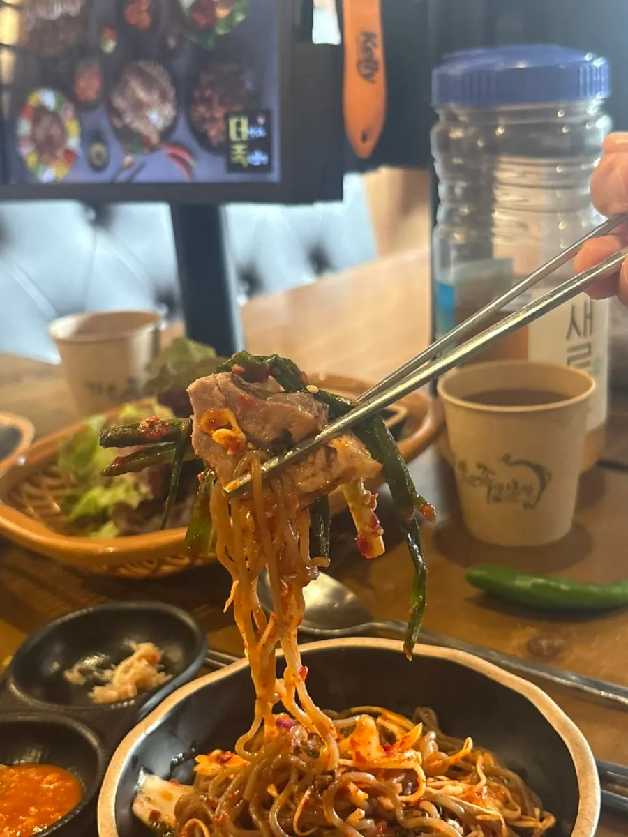 비빔막국수와 곁들인 족발