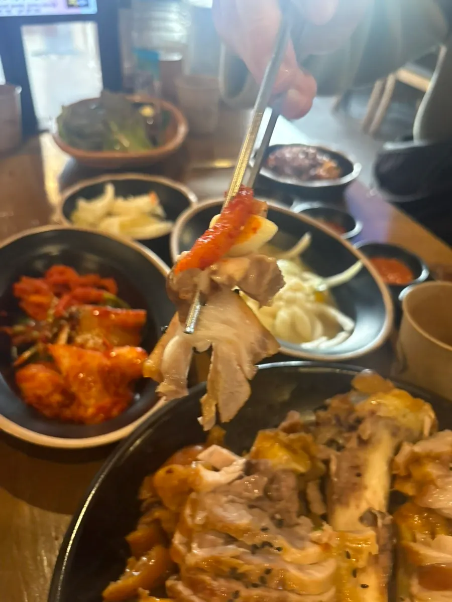 새우젓과 마늘을 곁들인 족발