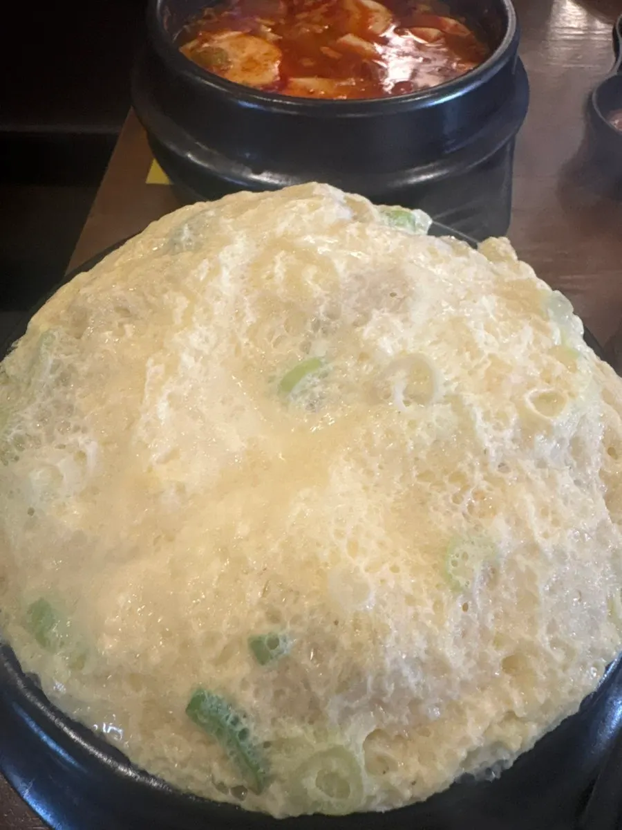 뚝배기에 담긴 폭신한 계란찜