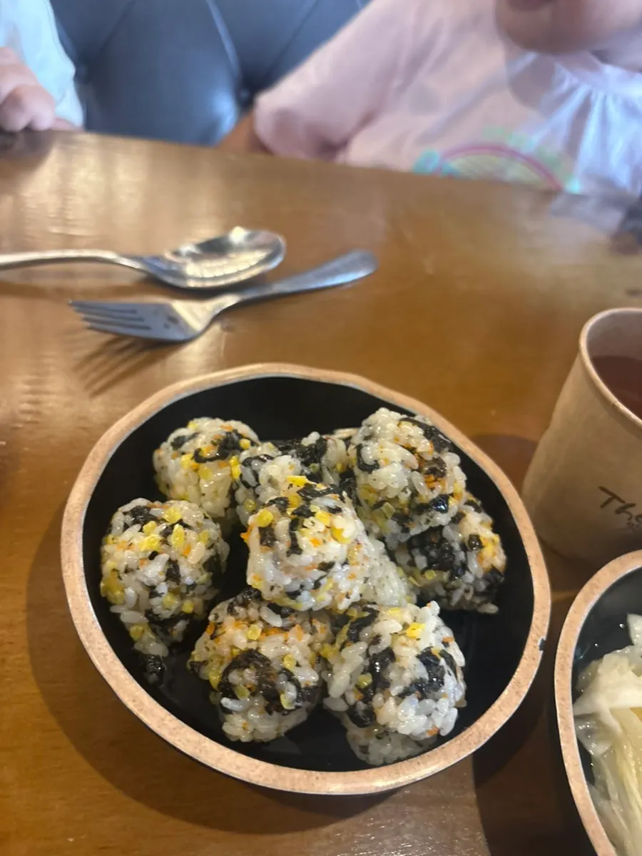 고소한 주먹밥과 계란찜 세트