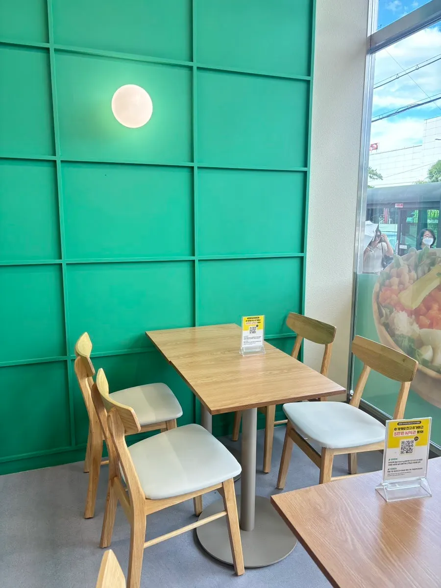 Bahagian luar Salad Ring dengan tingkap kaca besar