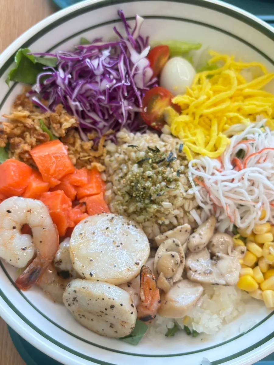Poke, rice wrap dan Americano yang dipesan