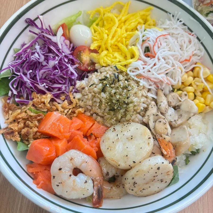 Hidangan poke dan rice wrap yang dipesan bersama