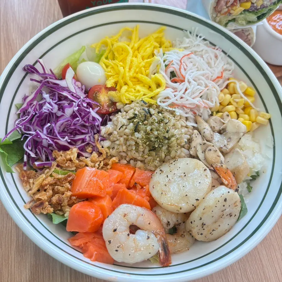 Poke makanan laut dengan udang, scallop dan salmon