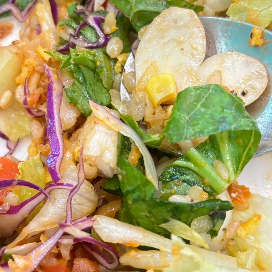 Poke makanan laut berisi sayur dan superfood