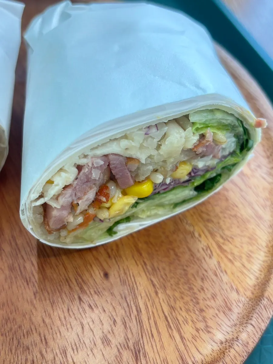 Poke makanan laut yang digaulkan dengan dressing dan sayur