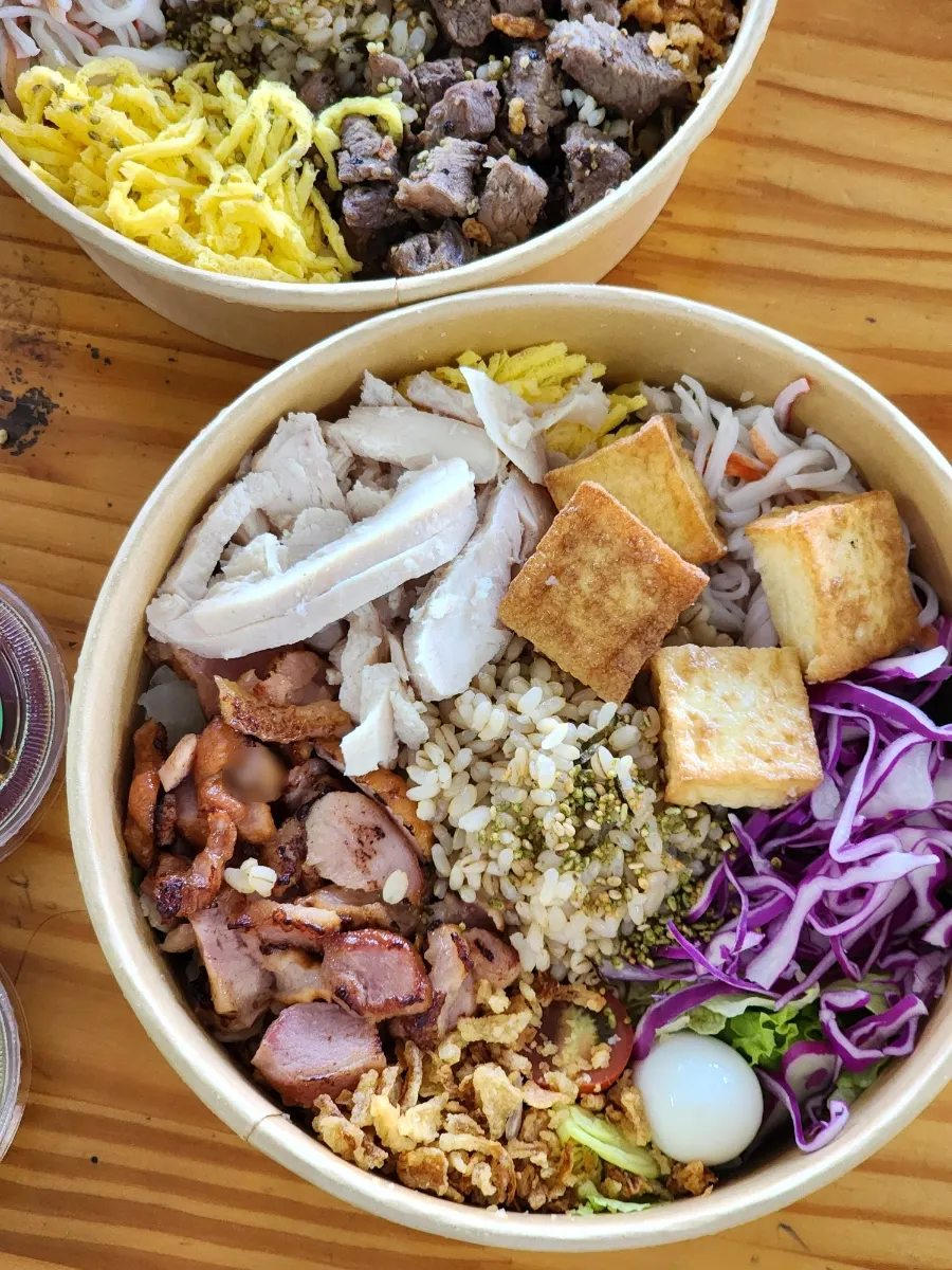 토핑이 가득 올라간 비빔포케 비주얼