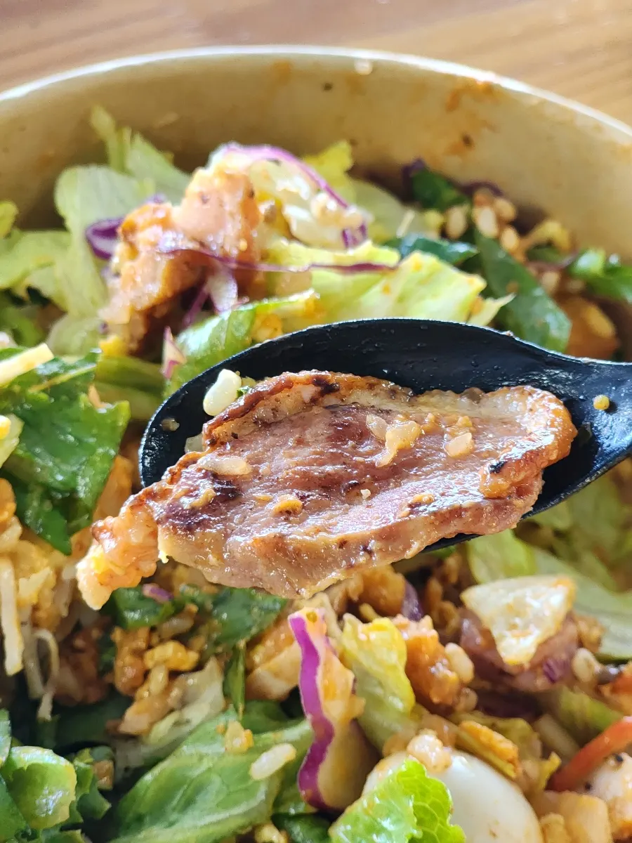 닭가슴살과 오리, 두부튀김이 든 헬씨올인원 비빔포케