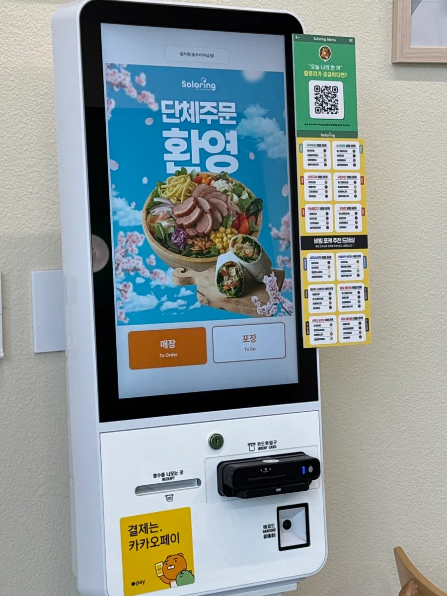 Menu board berisi bibim poke dan sandwich