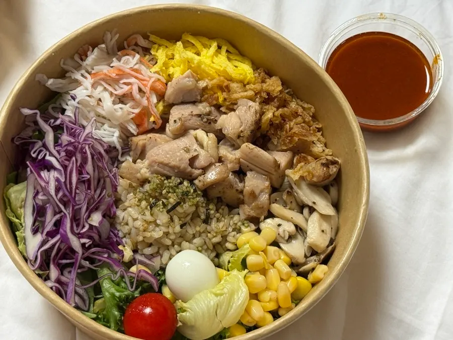 Sajian dua mangkuk bibim poke base nasi barley