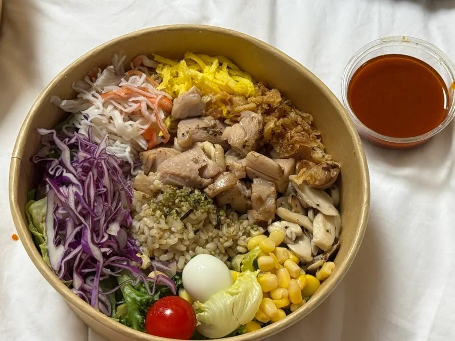 Satu porsi salad di atas meja penginapan