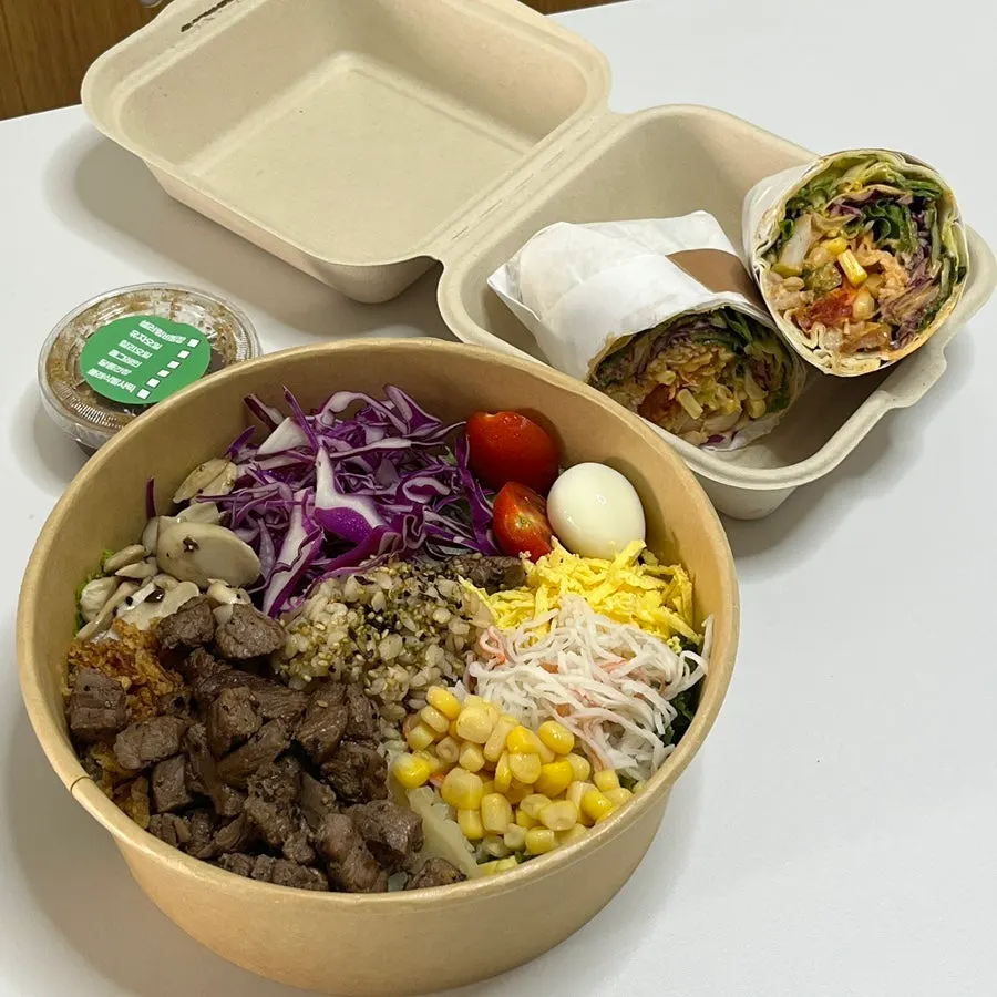 채소와 옥수수가 담긴 비빔포케 포장 용기