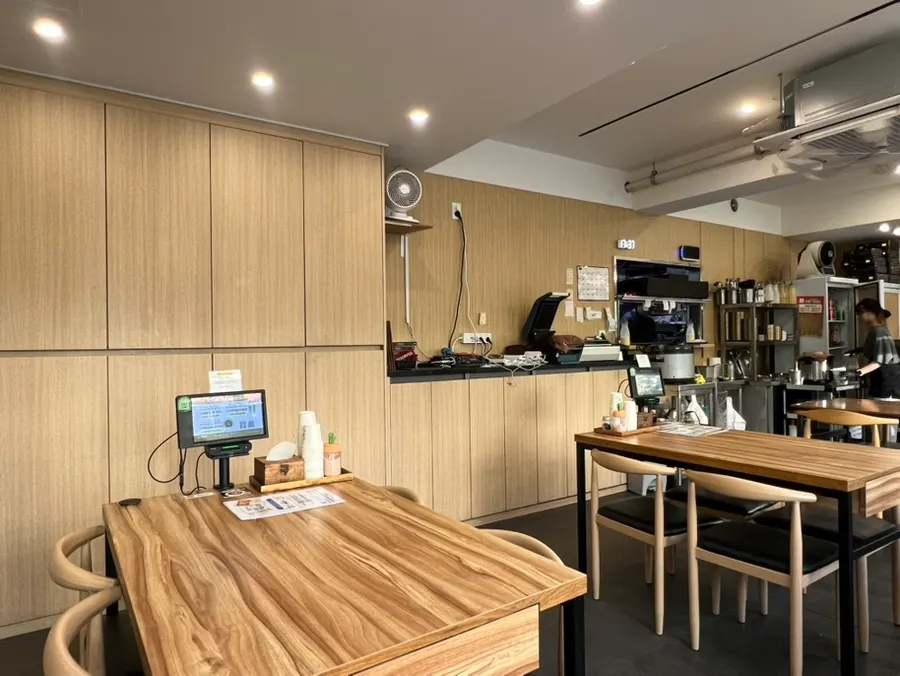 Spacious interior of Nagwon-ui Soba
