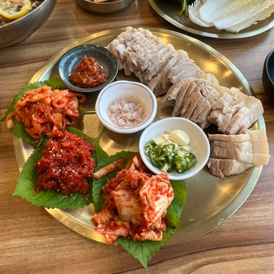 Small bossam served with wrap vegetables